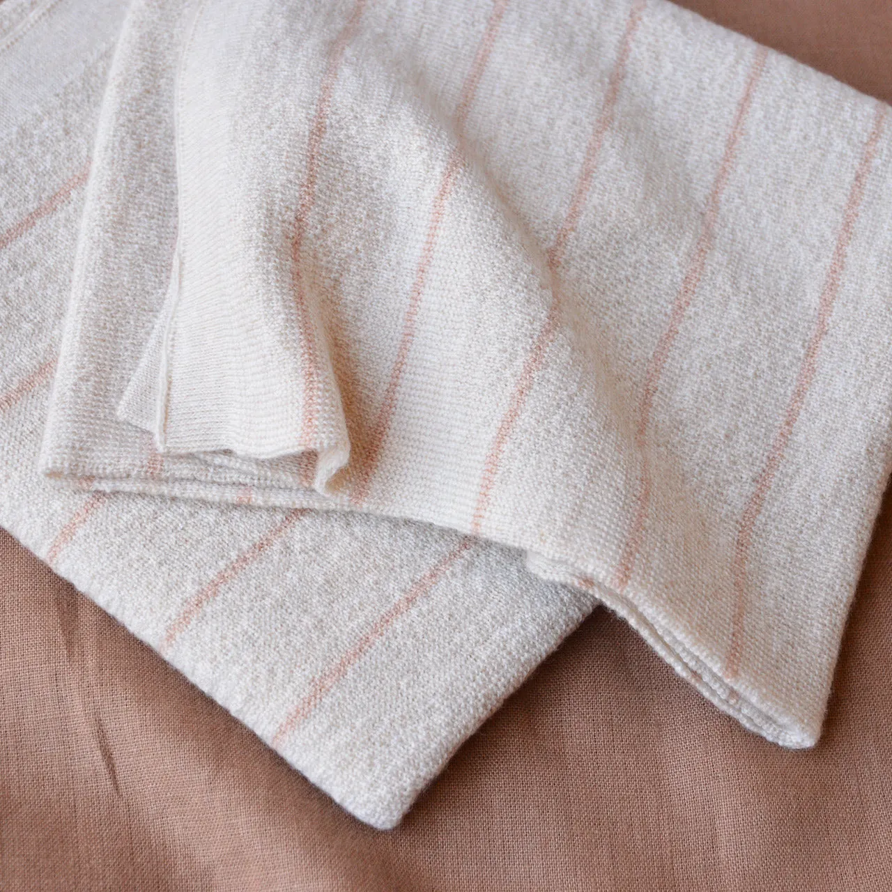 Hvid Harry Baby Blanket - 100% Merino Wool - Cream & Apricot Stripe (75x90cm)