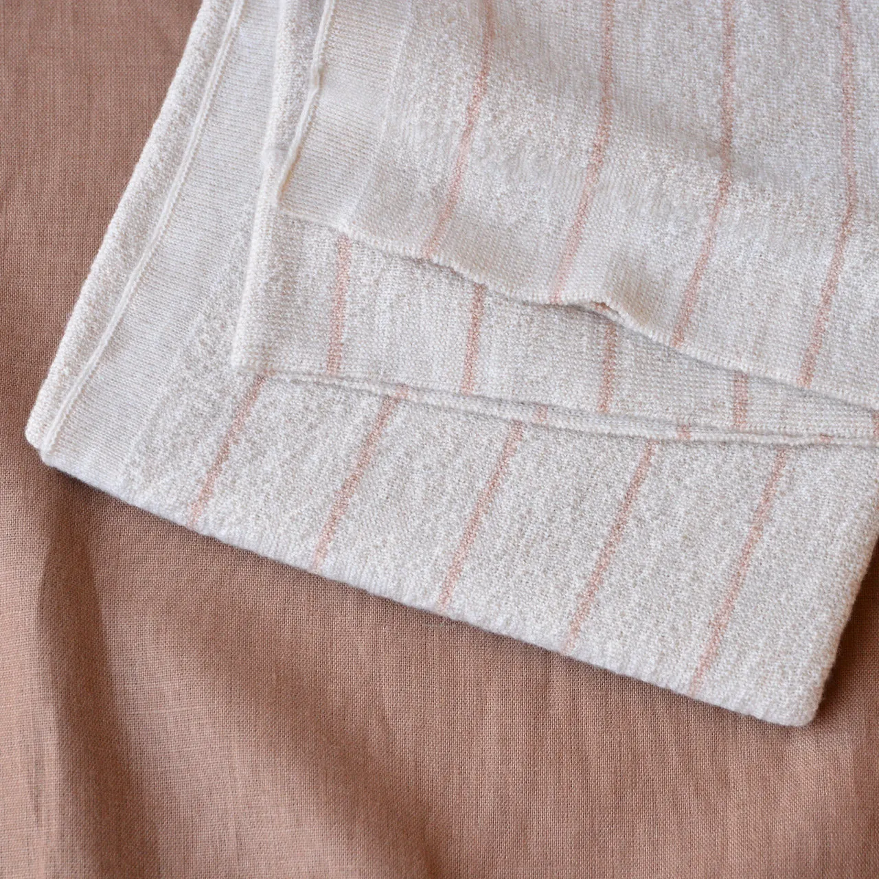 Hvid Harry Baby Blanket - 100% Merino Wool - Cream & Apricot Stripe (75x90cm)