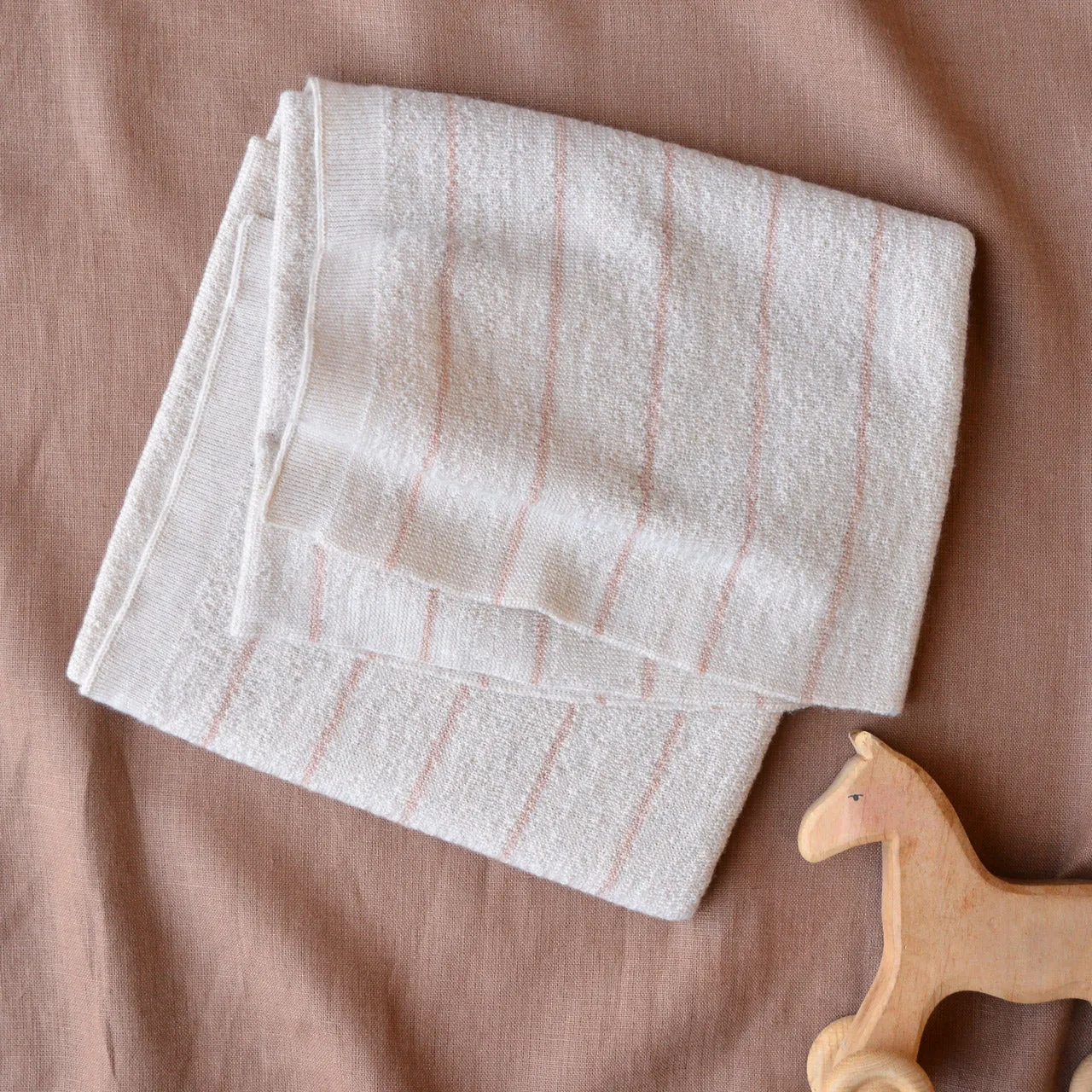 Hvid Harry Baby Blanket - 100% Merino Wool - Cream & Apricot Stripe (75x90cm)