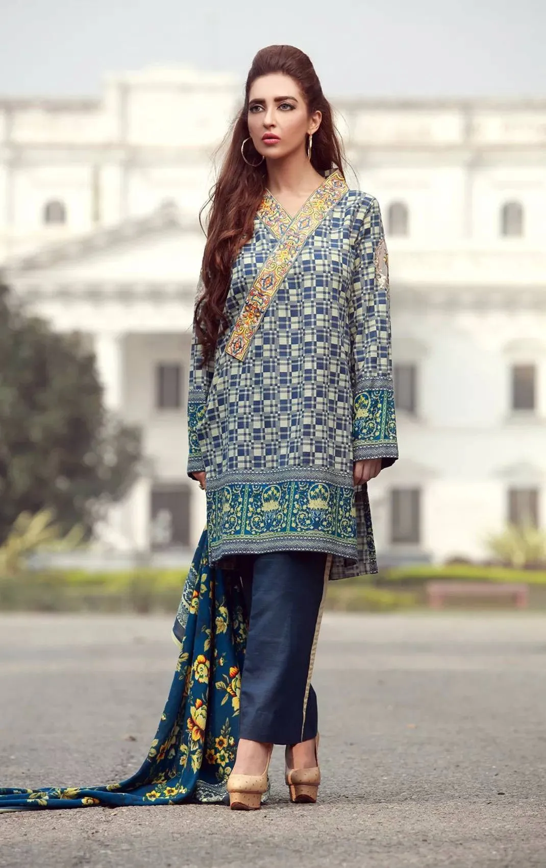 La Moderno by Lala - Embroidered Khaddar Wool Shawl Collection – 09B